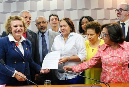 Os representantes do Fórum Nacional de Educação (FNE) entregaram nesta quarta-feira (7)